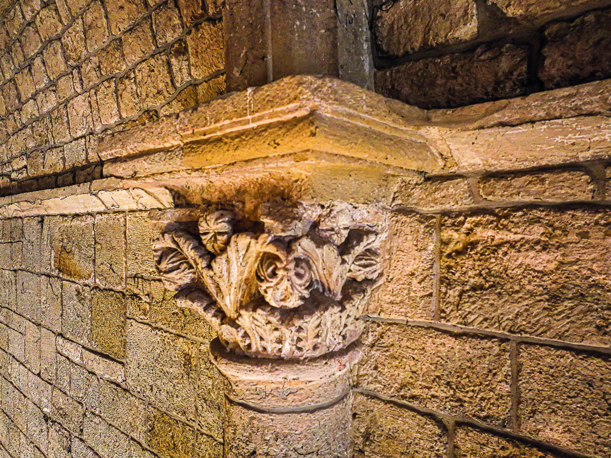 Image 1 : SCULPTURES ET CHAPITEAUX DE PIN, DU MONASTIER ET CHIRAC : UNE HISTOIRE CHARGÉE DE SYMBOLES