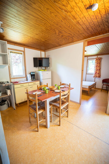 Image 2 : CHALET CAMPING VILLAGE GEVAUDAN AUBRAC - 4 PERSONNES PMR