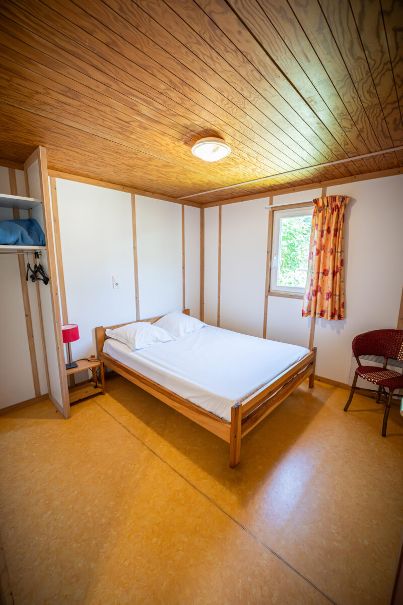 Image 4 : CHALET FLOWER CAMPING DU GÉVAUDAN - 4 PERSONNES PMR