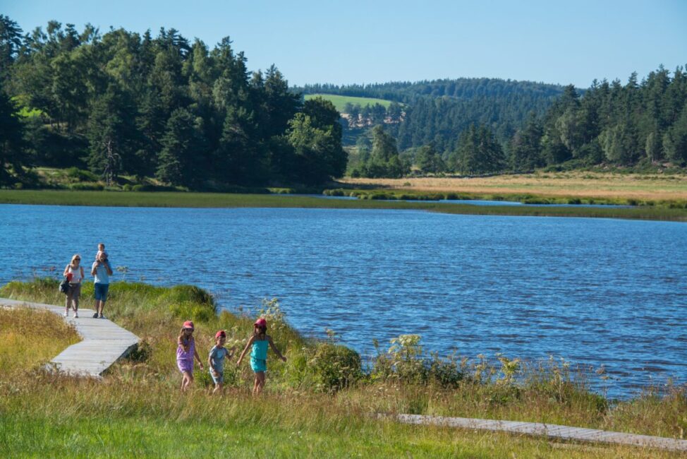 Image 0 : DU LAC DU MOULINET AU PARC DES LOUPS DU GÉVAUDAN