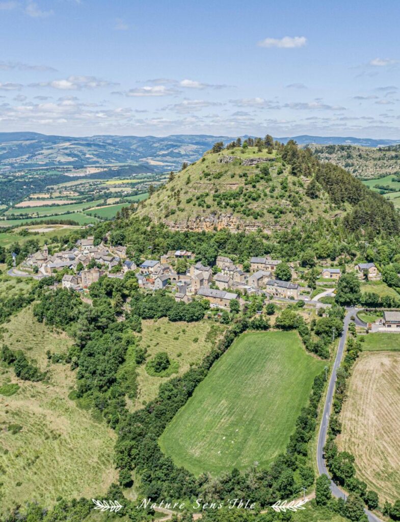 Vue aérienne du village de Grèzes