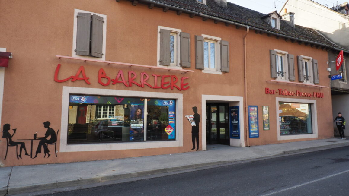 Image 0 : LA BARRIÈRE